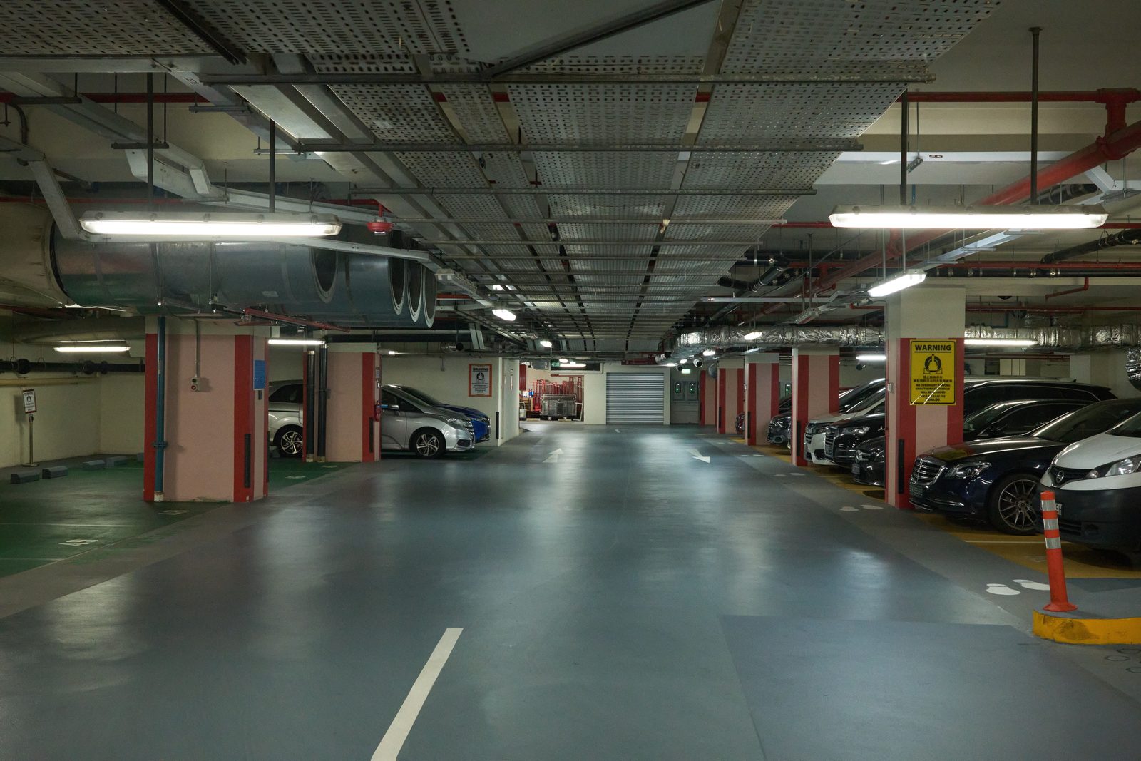 Estacionamiento interior moderno