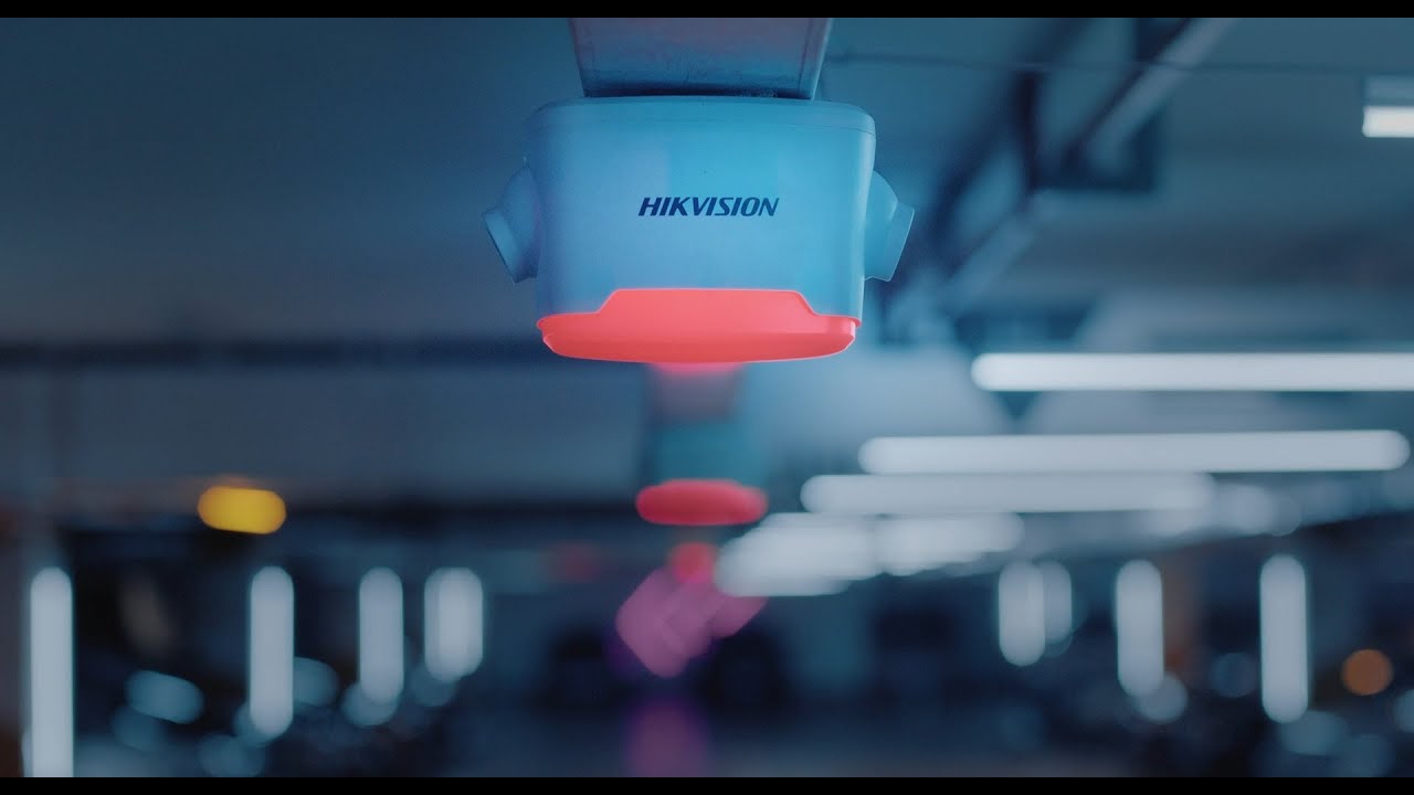 Sensor de guiado Hikvision con indicador LED en techo de estacionamiento